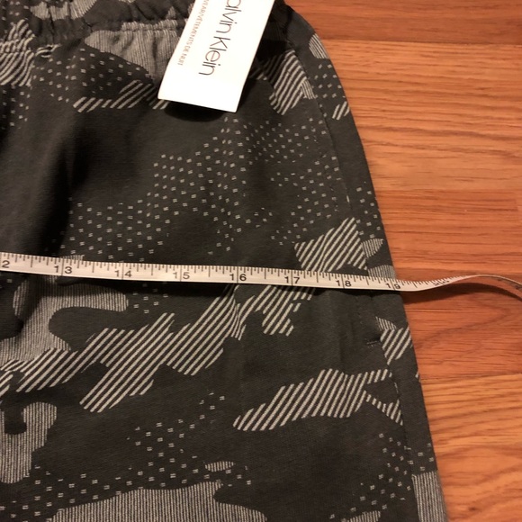 CALVIN KLEIN~Men’s grey camo lounge pants. Size M - Picture 10 of 12